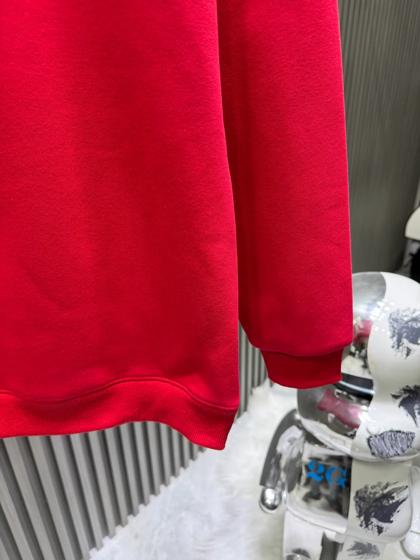 🅿️280 Louis Vuitton LOUIS VUITTON New Year's wool embroidered eye-catching autumn and winter hooded sweatshirt 400 grams of pure cotton ➕ silver fox velvet purchased and developed at 11600. The fabric is made of 32s double-ply cotton sweatshirt fabric. After the gray fabric is dyed and shaped, the base fabric is made of fleece and shearing. Matching 26s double yarn horizontal plate machine to weave ribs. Print AB color according to the Y version color. Custom-dye the rib color of bulk fabrics. The front hand-cranked embroidery patch is embroidered with a chapter. The chapter is embroidered with a Tajima towel machine imported from Japan. The yarn is dyed according to the pattern. The bottom layer is made of two-line non-woven fabric three-dimensional towel embroidery + flat embroidery. Laser positioning burnt cutting non-woven fabric hollow effect. Later, manual finishing of the corner edges is added to trim the edge stop to a minimum. The width is exactly the same as the pattern. The overall line is straight and delicate. The fabric is comfortable and soft. The color is consistent and has no color difference. It can be matched with the same style to create a fashionable look and handle various occasions. Customized accessories, complete with three standards, same style for men and women